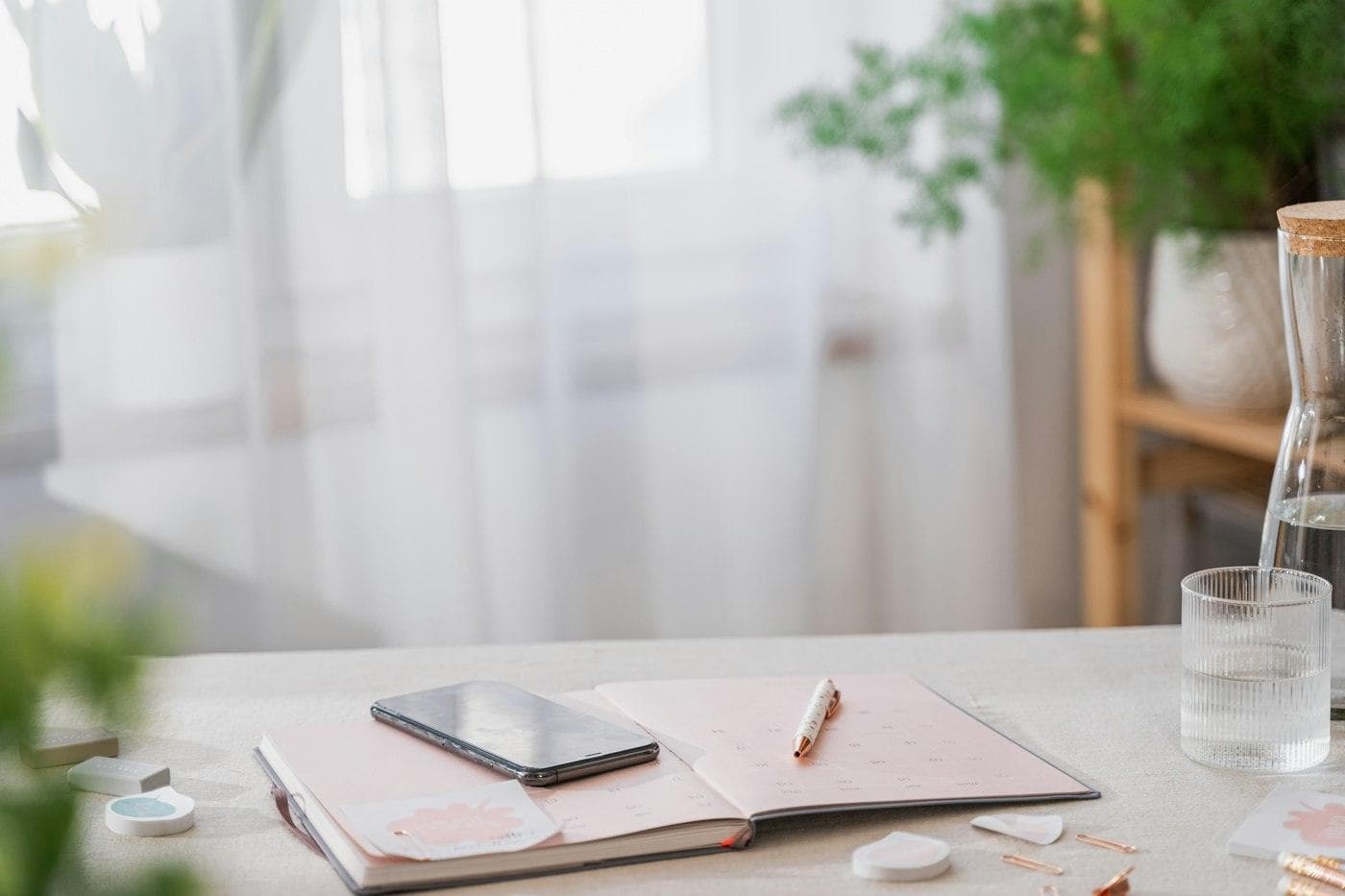 Bureau clair avec téléphone, carnet et plantes
