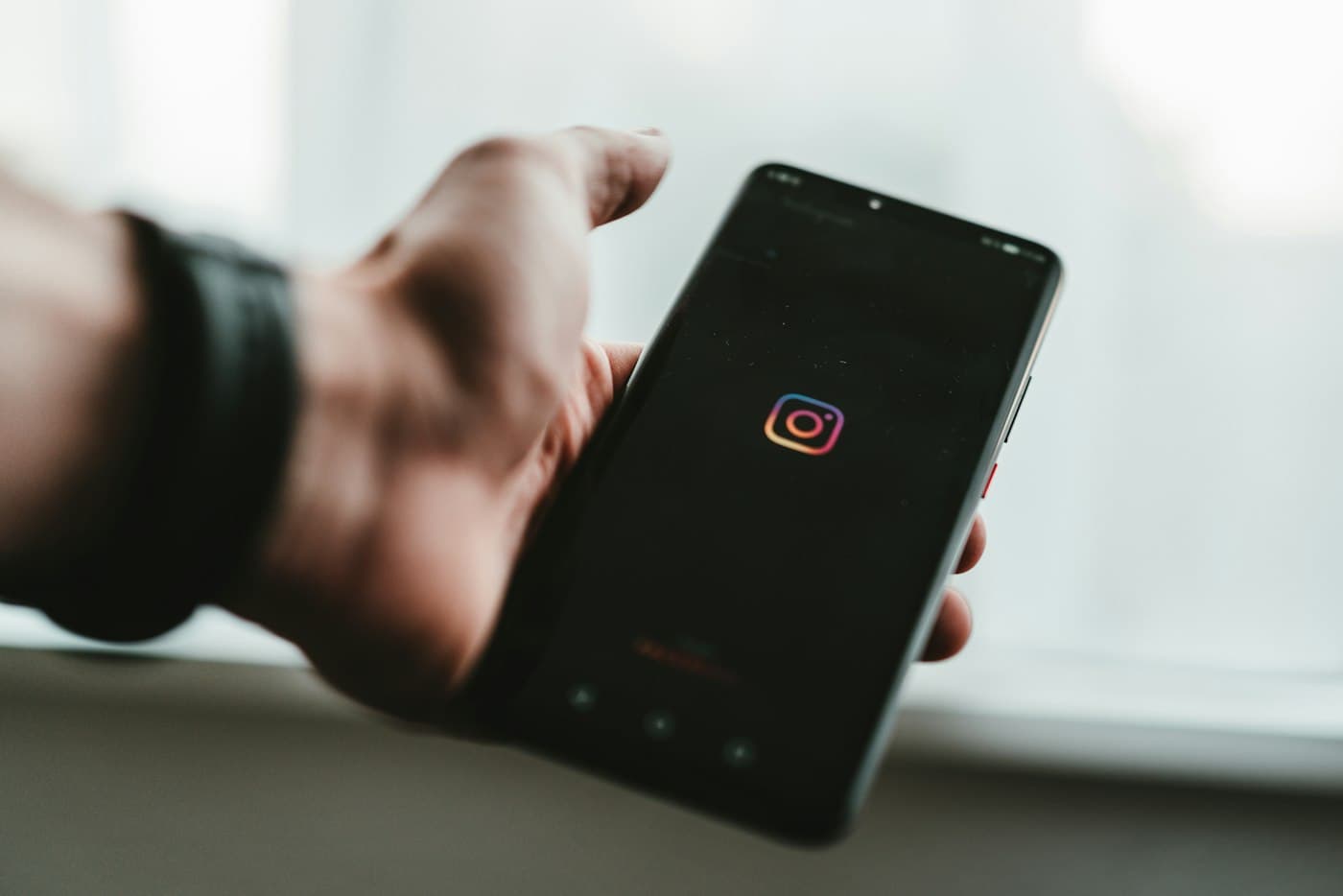 Téléphone affichant l’écran d’ouverture d’Instagram