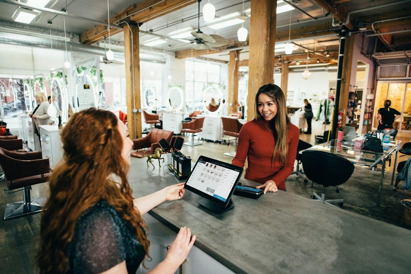 Commerce de quartier avec clientes au comptoir