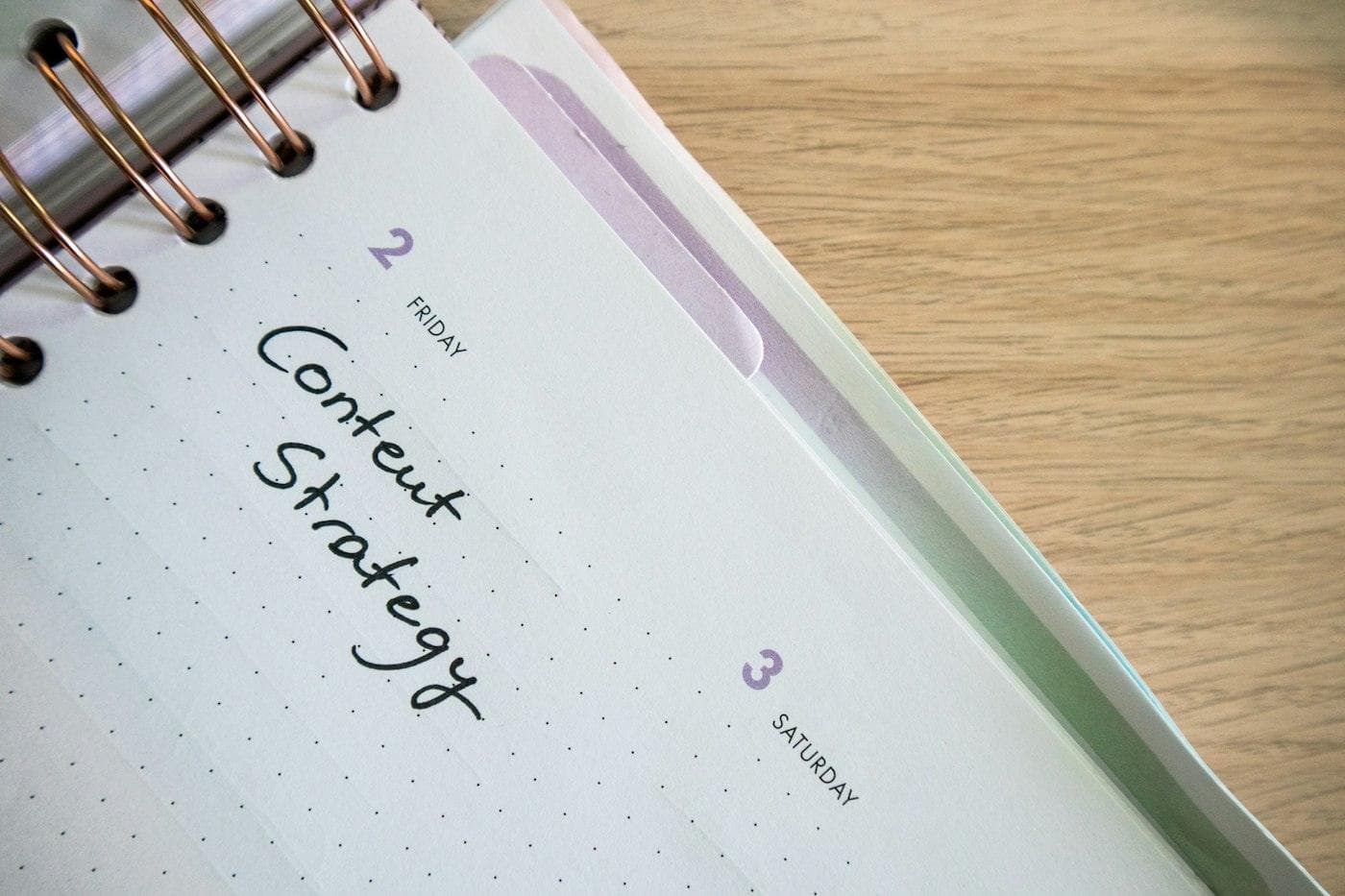 Carnet ouvert sur la page « Content Strategy »